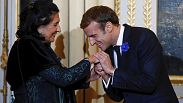 Kézcsókkal jelezte az erős szövetséget Macron 2021-ben