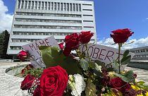 Blumen vor dem F. D. Roosevelt University Hospital in Banska Bystrica, wo der angeschossene slowakische Ministerpräsident Robert Fico behandelt wird. 18. Mai 2024.