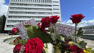 Blumen vor dem F. D. Roosevelt University Hospital in Banska Bystrica, wo der angeschossene slowakische Ministerpräsident Robert Fico behandelt wird. 18. Mai 2024.