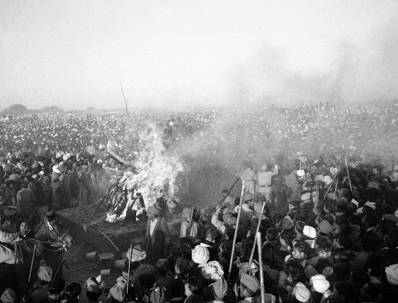Rendőrök, katonák és önkéntesek próbálták féken tartani a tömeget Mahatma Gandhi máglyájánál 1948. január 31-én
