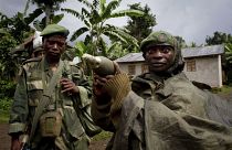 صورة أرشيف: جندي من الجيش الكونغولي يعرض قذيفة هاون بعد عودة وحدته من القتال ضد قوات المتمردين في كينياماهورا، جمهورية الكونغو الديمقراطية.