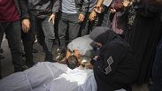 A nuseirati izraeli légitámadás palesztin áldozatait gyászolják Dir al-Balahban, 2024.05.17.
