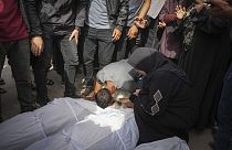A nuseirati izraeli légitámadás palesztin áldozatait gyászolják Dir al-Balahban, 2024.05.17.