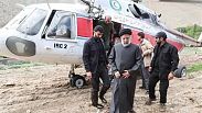 الرئيس الإيراني إبراهيم رئيسي وعدد من مرافقيه وخلفهم المروحية التي استقلوها