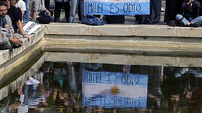  علم أرجنتيني يحمل رسالة "مايلي هو الكراهية"، خلال مظاهرة مناهضة للفاشية، بينما يجتمع أعضاء حزب فوكس اليميني المتطرف بالرئيس الأرجنتيني خافيير مايلي، مدريد 19 آيار 2024 