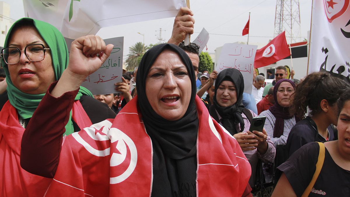 Tunisians protest against rising number of migrants stranded en route to Europe thumbnail