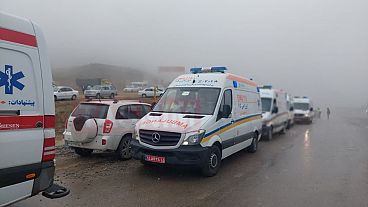 سيارات الإسعاف التابعة للهلال الاحمر الإيراني في منطقة سقوط مروحية الرئيس إبراهيم رئيسي