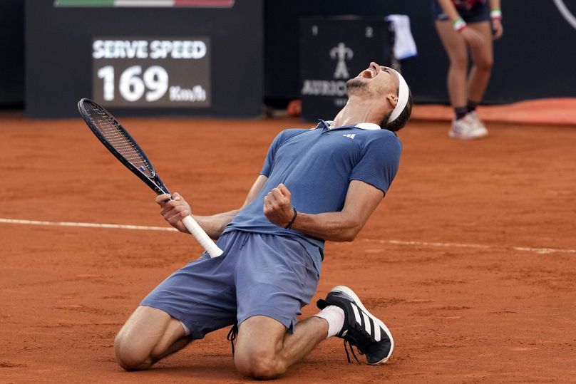Alexander Zverev esulta dopo aver battuto il tennista cileno Nicolas Jarry, Roma, 19 maggio 2024