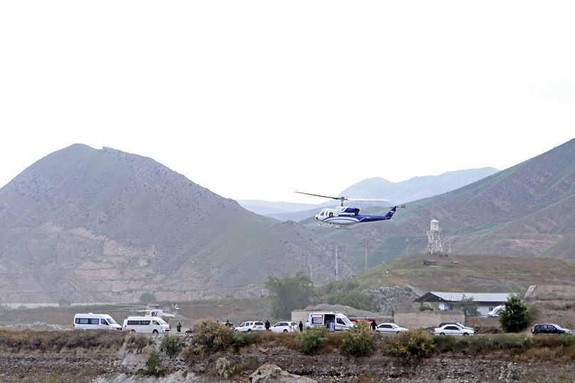 Der Hubschrauber mit dem iranischen Präsidenten Ebrahim Raisi hebt an der iranischen Grenze zu Aserbaidschan ab.