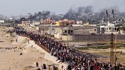 فلسطينيون في انتظار عبور شاحنات المساعدات الإنسانية إلى وسط قطاع غزة