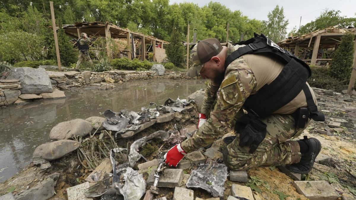 Un militar inspecciona fragmentos de misiles rusos que impactaron en un área recreativa en las afueras de Járkov, Ucrania, el domingo 19 de mayo.