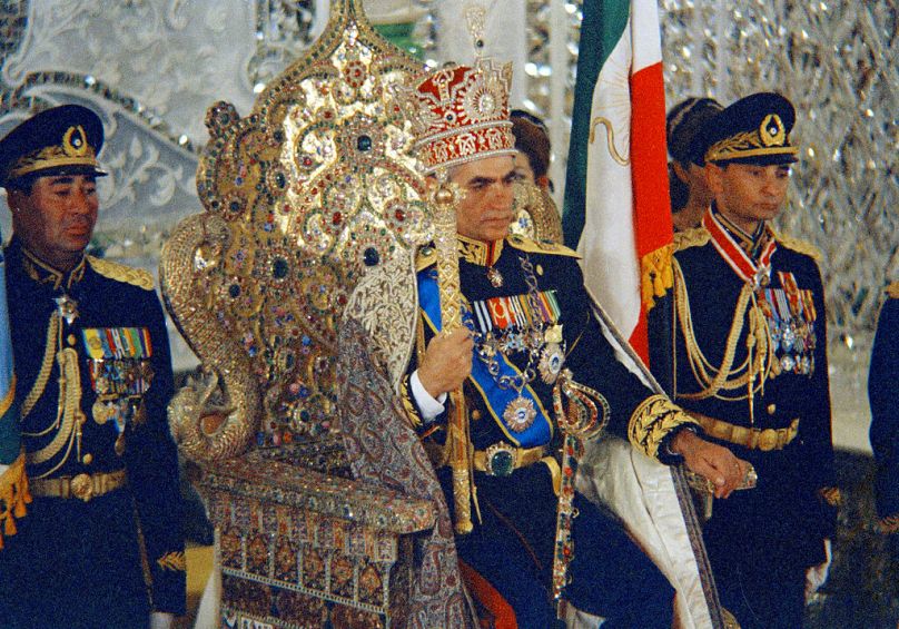 Sah Mohammad Reza Pahlavi sentado en el Trono del Pavo Real en Teherán, octubre de 1964