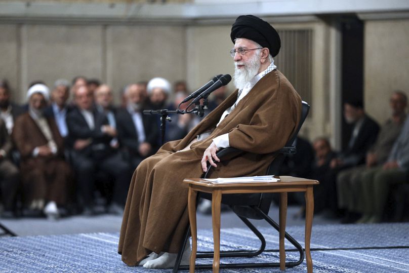 El líder supremo, el ayatolá Ali Jamenei, asiste a una reunión con un grupo de profesores de escuela en Teherán, Irán, el miércoles 1 de mayo de 2024.