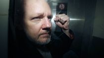 Julian Assange, fundador da WikiLeaks, a ser levado do tribunal.