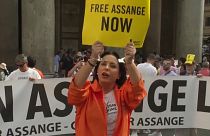 Manifestanti al Pantheon di Roma per chiedere libertà per Julian Assange