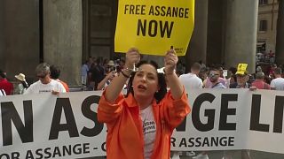 Manifestanti al Pantheon di Roma per chiedere libertà per Julian Assange