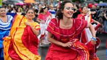 راقصات يمثلن بوليفيا في العرض السنوي لكرنفال الثقافات في برلين، ألمانيا، الأحد 19 مايو/أيار 2024.