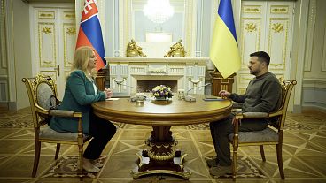 Η απερχόμενη Πρόεδρος της Σλοβακίας Ζουζάνα Τσαπούτοβα με τον Πρόεδρο της Ουκρανίας Βολοντιμιρ Ζελένσκι