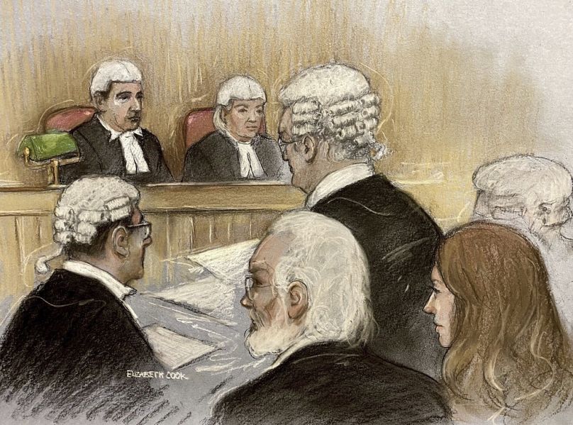 Előtérben Assange apja és felesége a tárgyalásról készített rajzon