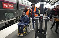Paralimpik Olimpiyatları'na ev sahipliği yapacak Paris'te metro hatların engellilere uygun hale getirilmemesi tepki çekiyor