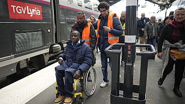 Paralimpik Olimpiyatları'na ev sahipliği yapacak Paris'te metro hatların engellilere uygun hale getirilmemesi tepki çekiyor