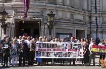Az áldozatok hozzátartozóinak tüntetése a londoni belvárosban