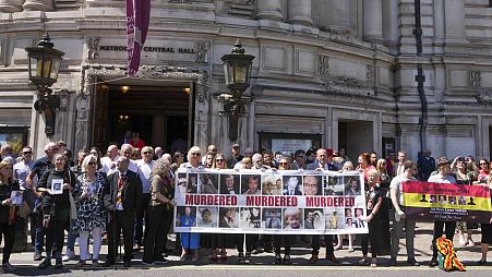 Az áldozatok hozzátartozóinak tüntetése a londoni belvárosban