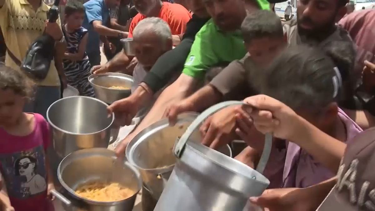 فلسطينيون يصطون في طوابير للحصول على بعض الطعام
