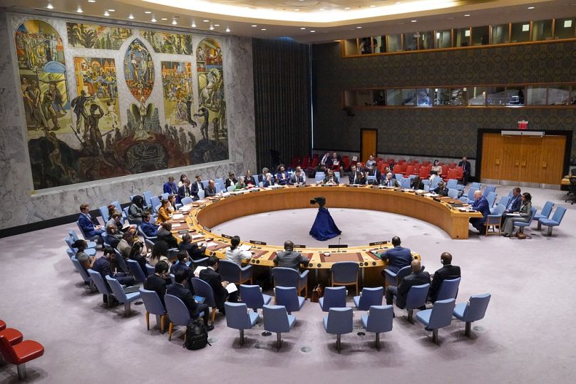 Der sudanesische Botschafter bei den Vereinten Nationen Al-Harith Idriss Al-Harith Mohamed, Dritter von rechts unten, hört Karim Khan zu, Donnerstag, 13. Juli 2023.