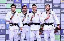 Alcuni degli atleti premiati nella seconda giornata dei Campionati del mondo di judo, tra i quali figura l'azero Heydarov