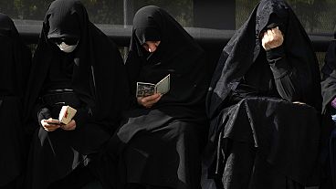 Iranische Frauen nehmen an einer Trauerfeier für Präsident Ebrahim Raisi auf dem Vali-e-Asr-Platz in der Innenstadt von Teheran teil, Montag, 20. Mai 2024.