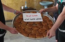 أهالي إدلب يوزعون الحلوى فرحاً لمقتل الرئيس الإيراني ومرافقيه