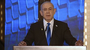 O primeiro-ministro israelita, Benjamin Netanyahu, discursa numa cerimónia que assinala o Dia da Memória dos soldados mortos nas guerras de Israel, segunda-feira, 13 de maio de 2024.