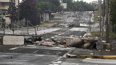 Destrozos en una calle en Noumea, Nueva Caledonia, como consecuencia de los disturbios, el miércoles 15 de mayo de 2024.