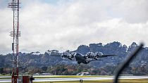 Ένα RNZAF Hercules C-130 απογειώνεται από την αεροπορική βάση Whenuapai της Νέας Ζηλανδίας, με προορισμό τη Νουμέα της Νέας Καληδονίας