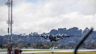 Ένα RNZAF Hercules C-130 απογειώνεται από την αεροπορική βάση Whenuapai της Νέας Ζηλανδίας, με προορισμό τη Νουμέα της Νέας Καληδονίας