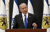 Benjámin Netanjahu izraeli miniszterelnök beszédet mond az izraeli háborúk elesettjeinek és a terrorizmus áldozatainak emléknapja alkalmából rendezett ünnepségen Jeruzsálemben, 2024. május 12-én.