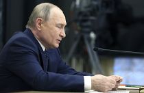 O Presidente russo, Vladimir Putin, fala durante uma reunião sobre o desenvolvimento da indústria russa de combustíveis e energia no Kremlin, em Moscovo, a 20 de maio de 2024