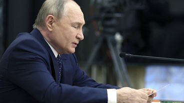 Il presidente russo Vladimir Putin parla durante un incontro sullo sviluppo dell'industria russa dei combustibili e dell'energia al Cremlino, a Mosca, il 20 maggio 2024.