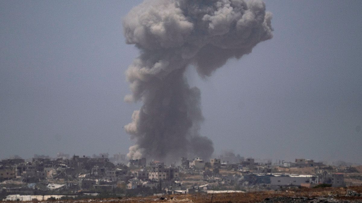 عمود من الدخان يتصاعد في سماء قطاع غزة بعد قصف إسرائيلي