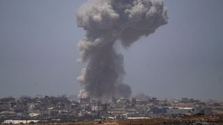 عمود من الدخان يتصاعد في سماء قطاع غزة بعد قصف إسرائيلي