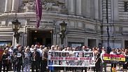 Raporun yayınlanmasının ardından kurbanların yakınları İngiliz parlamentosunun önünde toplandı