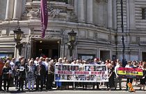 Raporun yayınlanmasının ardından kurbanların yakınları İngiliz parlamentosunun önünde toplandı