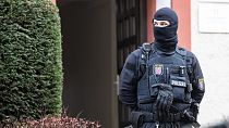 FILE - Agenti di polizia in piedi accanto a una proprietà perquisita a Francoforte durante un raid contro i cosiddetti "cittadini del Reich" a Francoforte, Germania, il 7 dicembre 2022.
