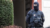 DATEI - Polizeibeamte stehen bei einer Razzia gegen sogenannte "Reichsbürger" in Frankfurt am 7. Dezember 2022 vor einem durchsuchten Haus in Frankfurt.