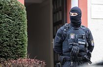 ARCHIVO - Agentes de policía junto a una propiedad registrada en Fráncfort durante una redada contra los llamados "ciudadanos del Reich" en Fráncfort, Alemania, el 7 de diciembre de 2022.