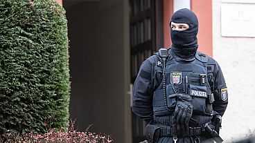 FILE - Agenti di polizia in piedi accanto a una proprietà perquisita a Francoforte durante un raid contro i cosiddetti "cittadini del Reich" a Francoforte, Germania, il 7 dicembre 2022.