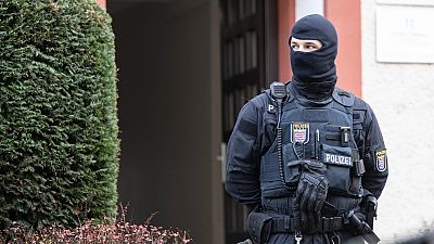 ملف - ضباط شرطة يقفون بجانب عقار تم تفتيشه في فرانكفورت خلال غارة ضد ما يسمى بـ «مواطني الرايخ» في فرانكفورت، ألمانيا، في 7 ديسمبر 2022.