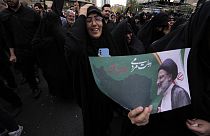 Ιρανή θρηνεί στους δρόμους της Τεχεράνης κρατώντας τη φωτογραφία του εκλιπόντος προέδρου Εμπραχίμ Ραϊσί