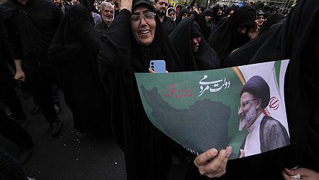 Ιρανή θρηνεί στους δρόμους της Τεχεράνης κρατώντας τη φωτογραφία του εκλιπόντος προέδρου Εμπραχίμ Ραϊσί